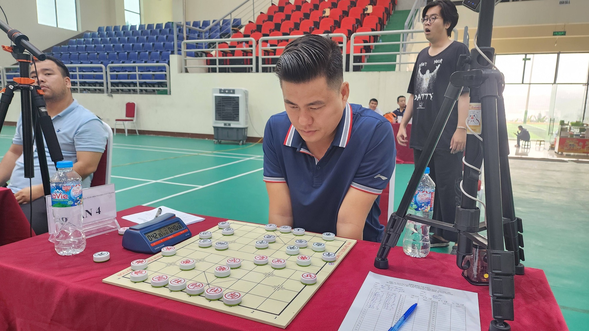 Lại Lý Huynh bứt phá, lấy lại vị thế số 1  - Ảnh 1.