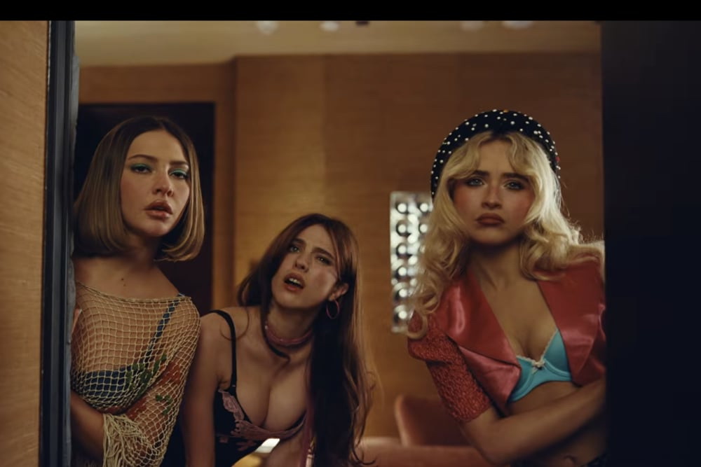 Sabrina Carpenter 'đại náo' dinh thự, trộm giải Grammy trong MV mới cùng dàn sao Hollywood - Ảnh 1. Sabrina Carpenter - Ảnh 1.