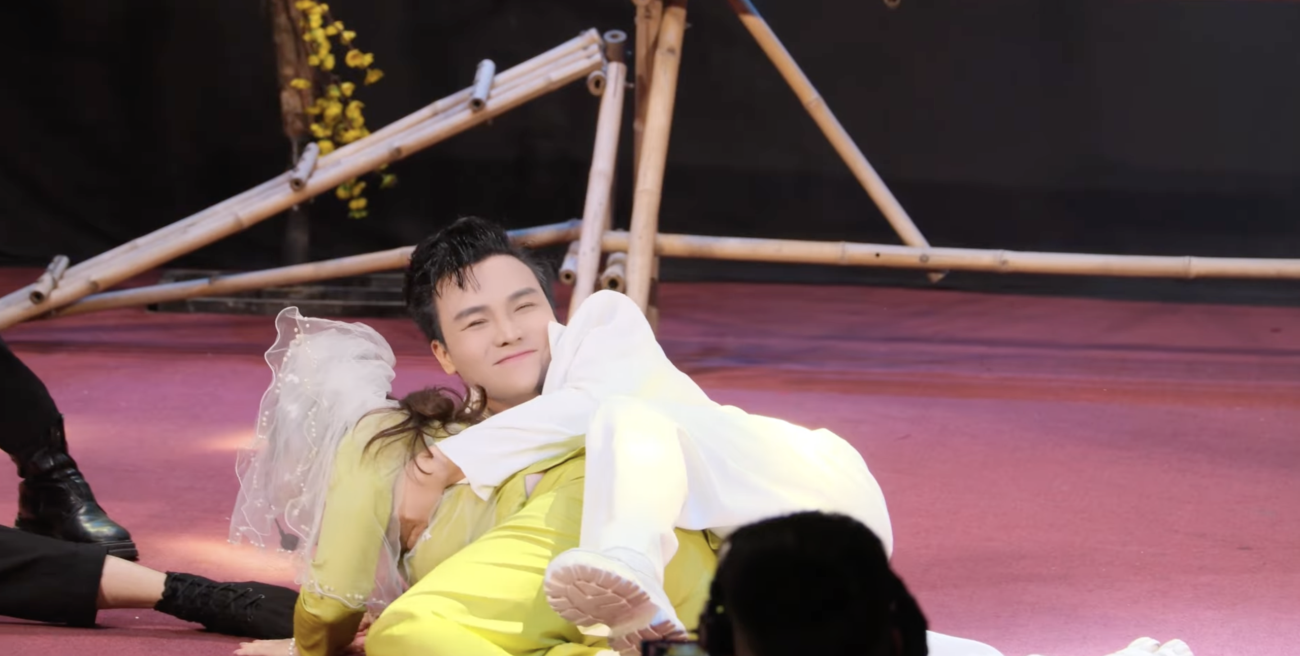 Sau ồn ào diễn chui Mê Linh biệt khúc, tiết mục khác của Bùm Bum lại gây tranh cãi - Ảnh 1.