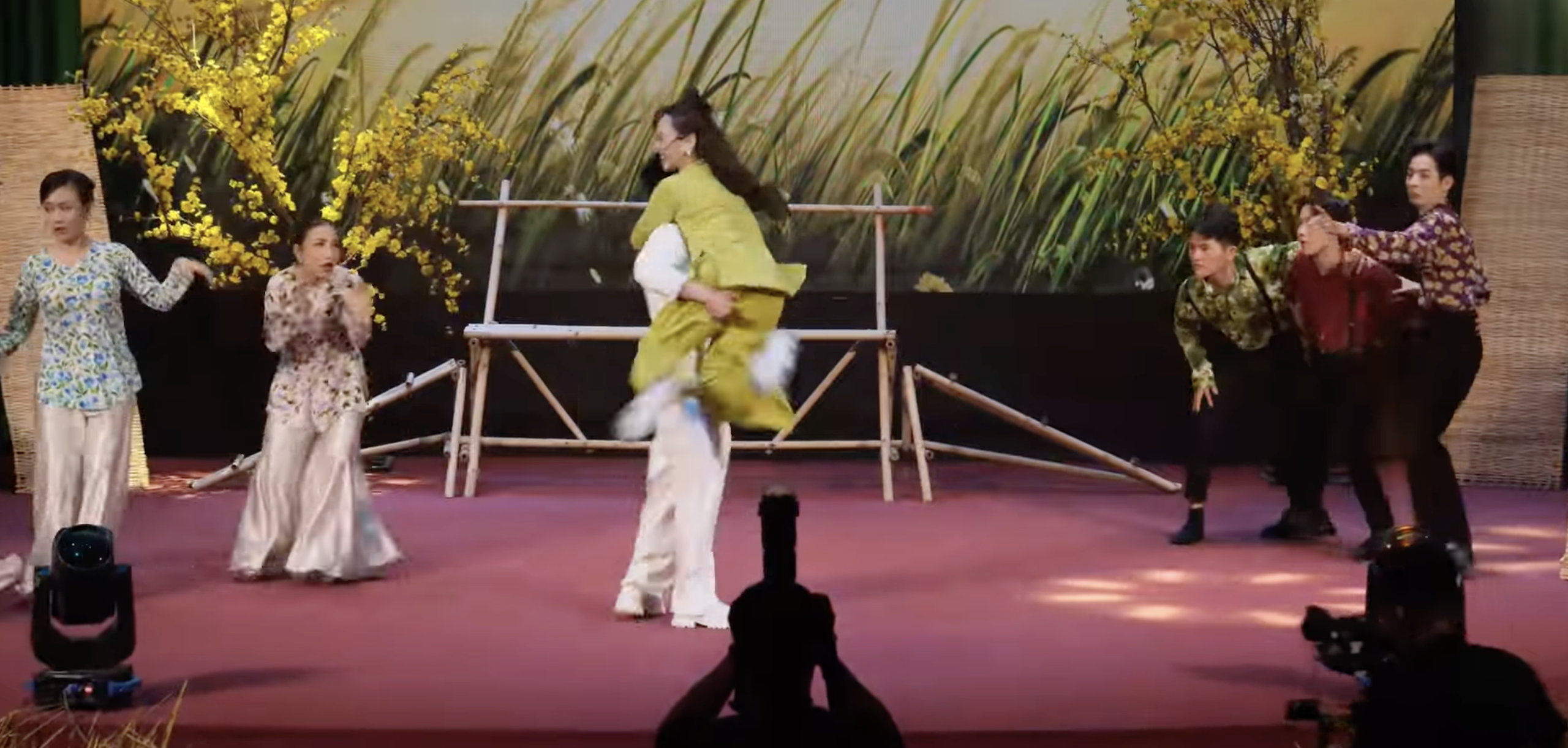 Sau ồn ào diễn chui Mê Linh biệt khúc, tiết mục khác của Bùm Bum lại gây tranh cãi - Ảnh 2.