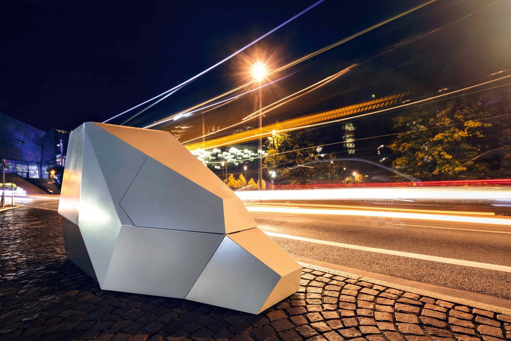 Camera bắn tốc độ độc lạ gây ngỡ ngàng: Trông như xe Tesla, bọc thép chống đạn vì lý do 'khó đỡ' - Ảnh 1.