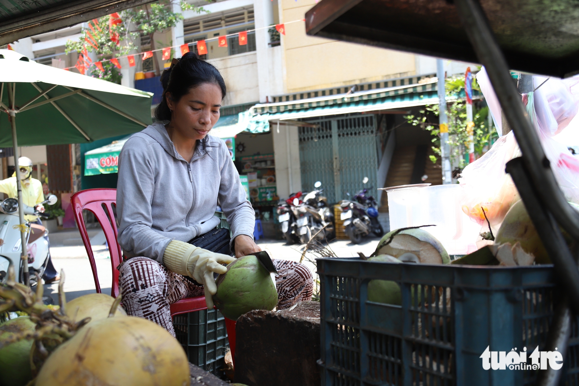 TP.HCM nắng nóng đỉnh điểm: Người dân tránh nắng mọi lúc, mát lòng với những bình trà đá miễn phí - Ảnh 2.