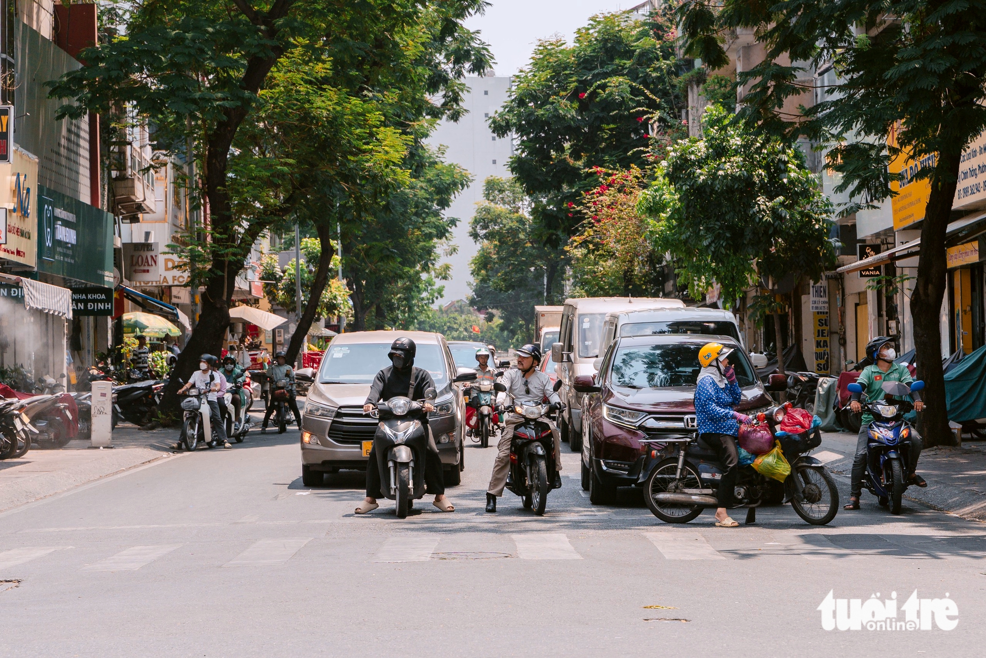 TP.HCM nắng nóng đỉnh điểm: Người dân tránh nắng mọi lúc, mát lòng với những bình trà đá miễn phí - Ảnh 10.