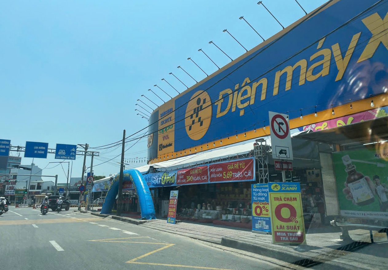 Dựng cả khung rạp trên vỉa hè Đà Nẵng để bày biện hàng hóa, căng dây làm chỗ để xe - Ảnh 1.