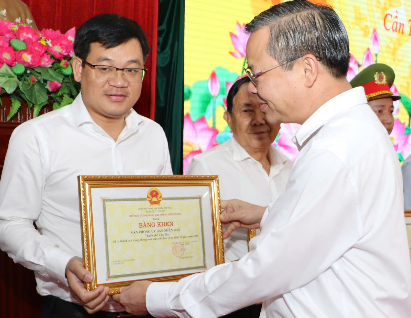 Biểu dương điển hình tiên tiến trong phong trào 'Toàn dân bảo vệ an ninh Tổ quốc' - Ảnh 1.