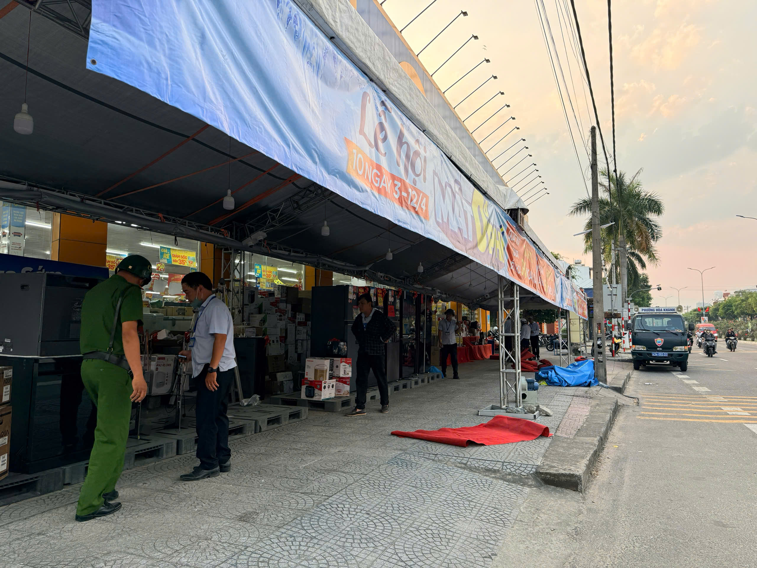 Dựng rạp, rào dây làm nơi buôn bán trên vỉa hè: Tuổi Trẻ vừa đăng, phường xử lý ngay - Ảnh 3.