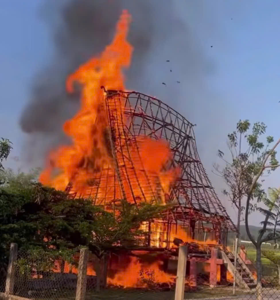 Lại cháy nhà rông của đồng bào miền núi Quảng Ngãi - Ảnh 1.