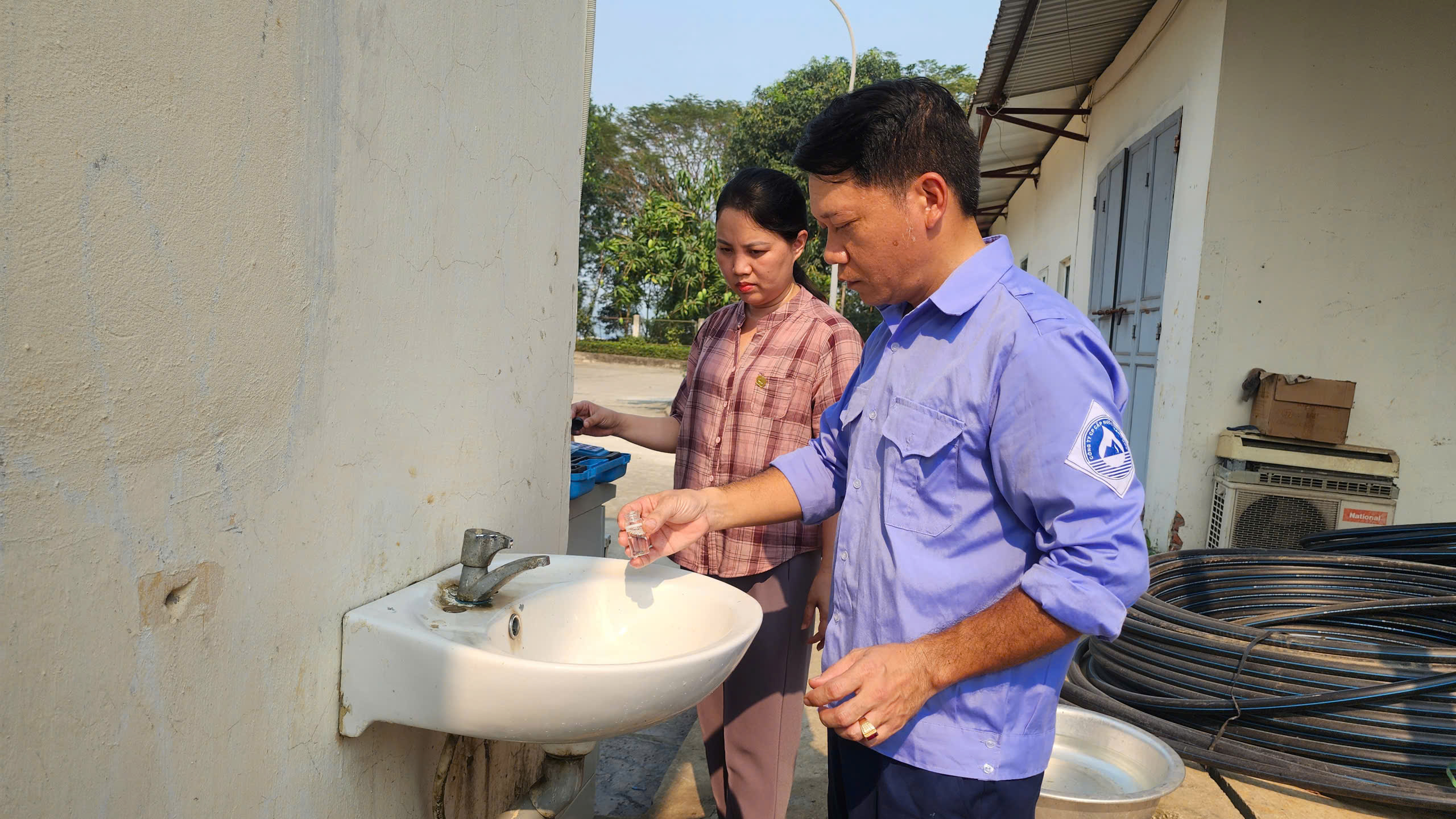 Người dân phản ánh nước sinh hoạt có bọt trắng, doanh nghiệp vào cuộc - Ảnh 1.