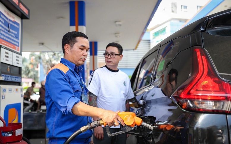 Chính thức chi 8.000 tỉ bình ổn giá xăng dầu, nguồn tiền rót vào tài khoản phong tỏa - Ảnh 1.