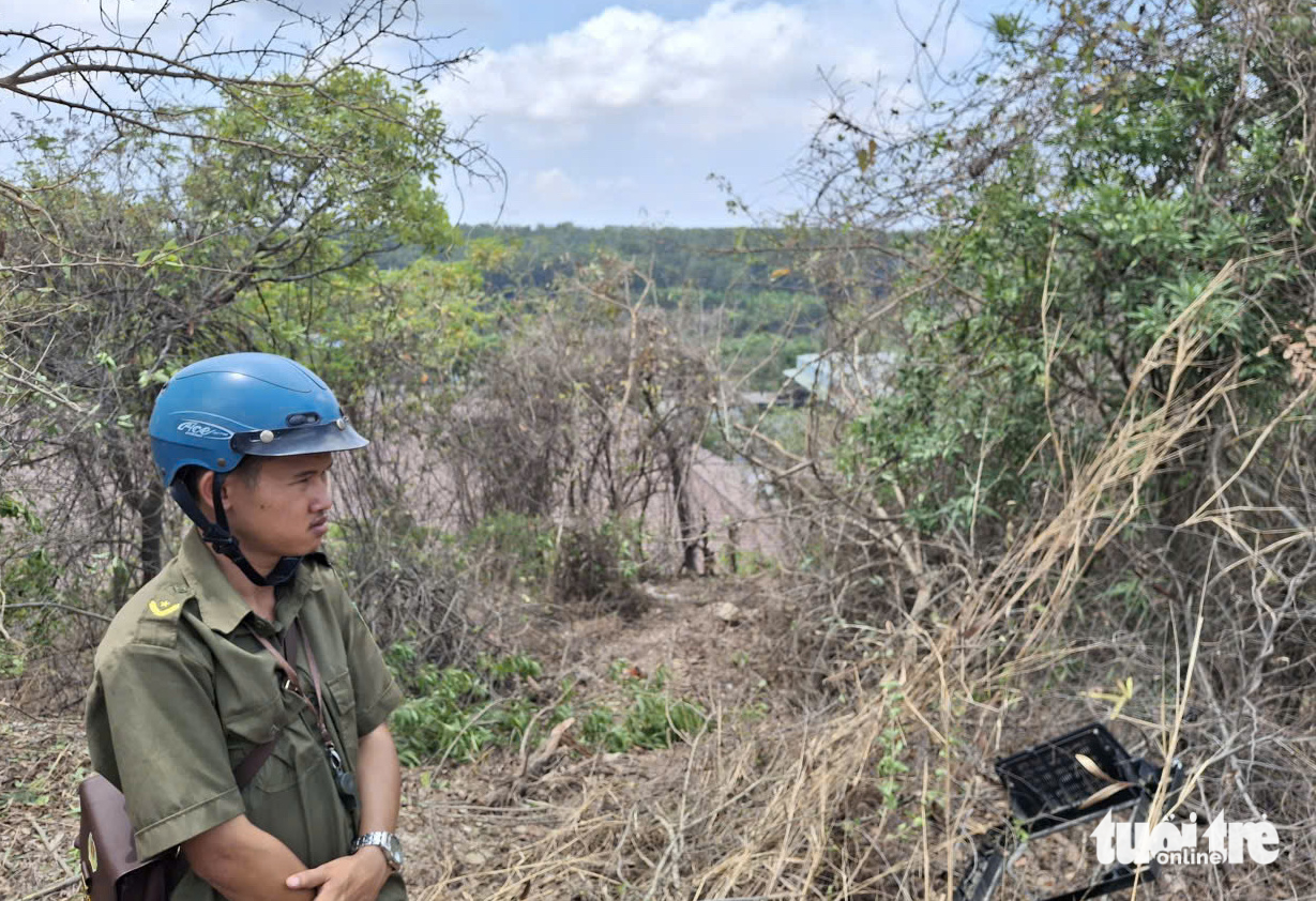 Hiện trường vụ xe tải lao trên núi Tà Zôn xuống vực, 3 người chết - Ảnh 1.