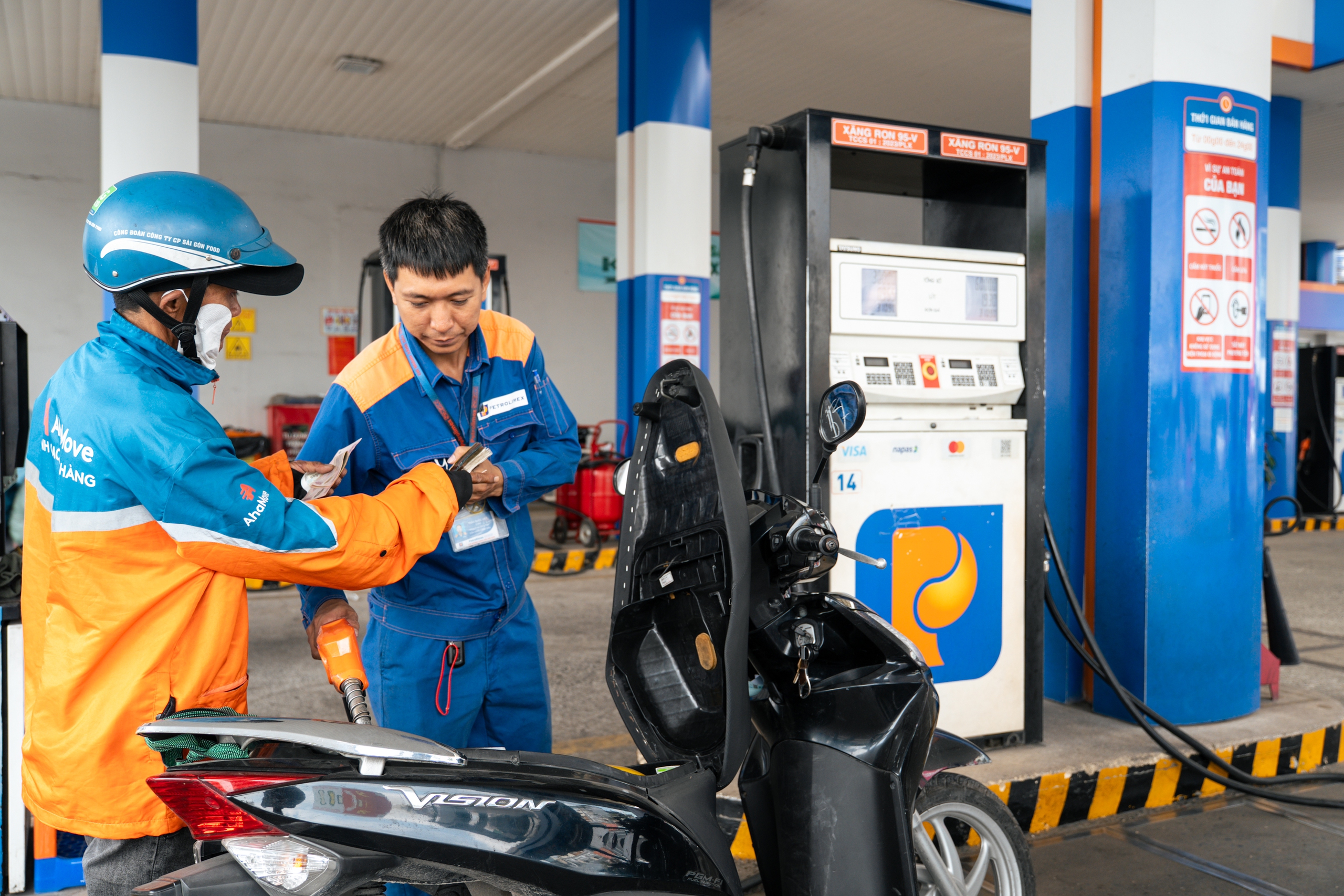 Bộ Công Thương công bố đồng loạt giảm giá xăng dầu - Ảnh 1.