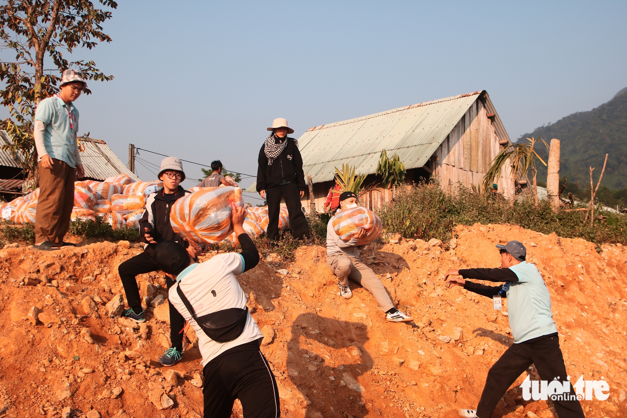 Vượt nắng gắt, hàng chục người trẻ mang ánh sáng lên Sông Y - Ảnh 1.