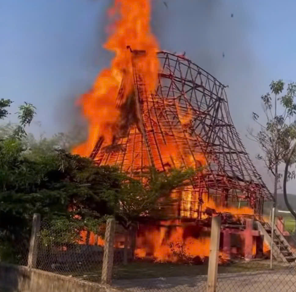 cháy nhà rông - Ảnh 1.