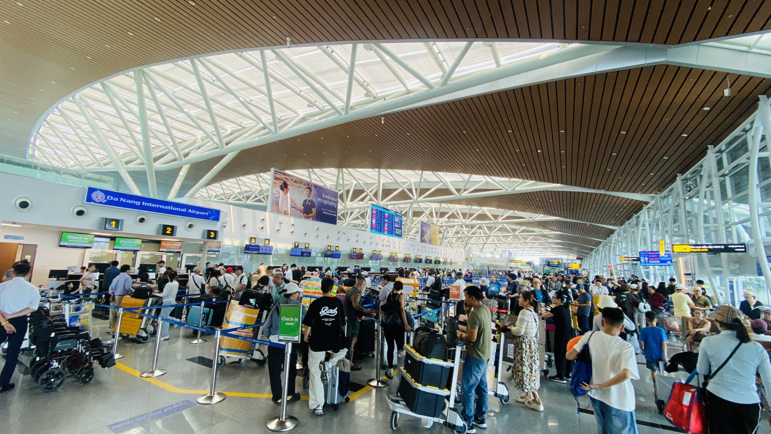 Sân bay Đà Nẵng mở lối riêng cho người dùng VNeID làm thủ tục lên máy bay từ ngày 10-4 - Ảnh 1.