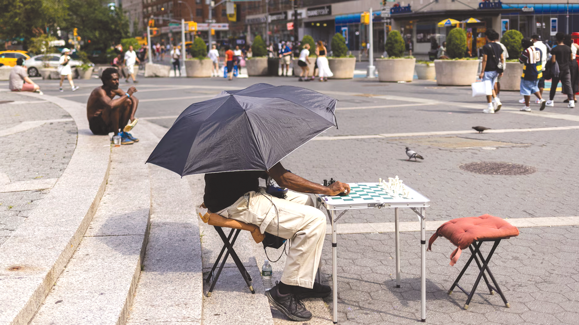 Các nước học cách sống chung với nắng nóng - Ảnh 1.