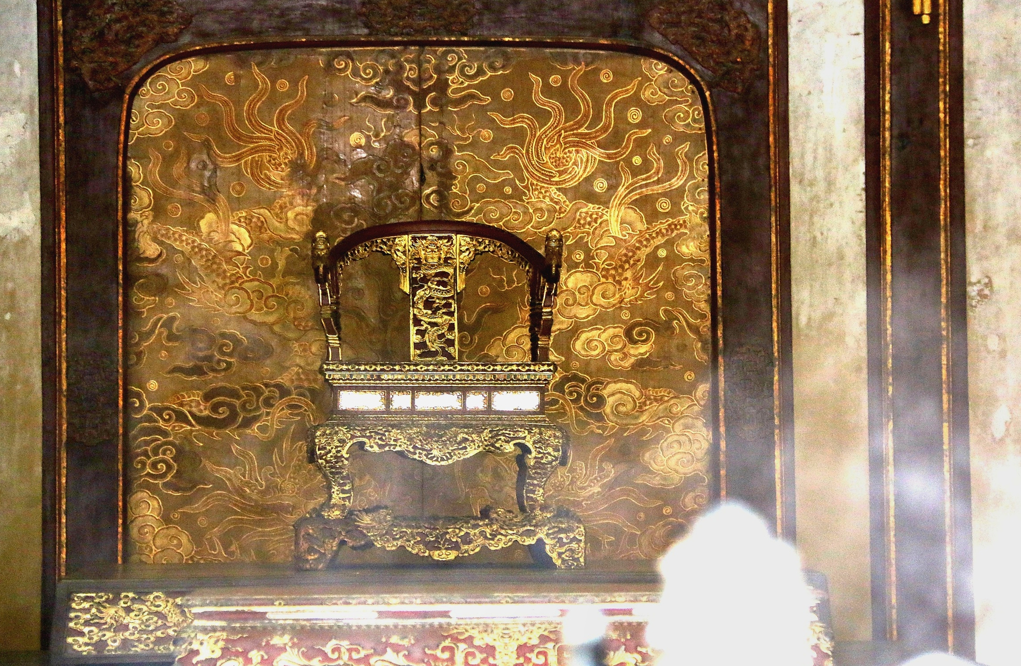 Gần một năm bị bẻ gãy, bảo vật quốc gia ngai vàng triều Nguyễn giờ ra sao? - Ảnh 1.