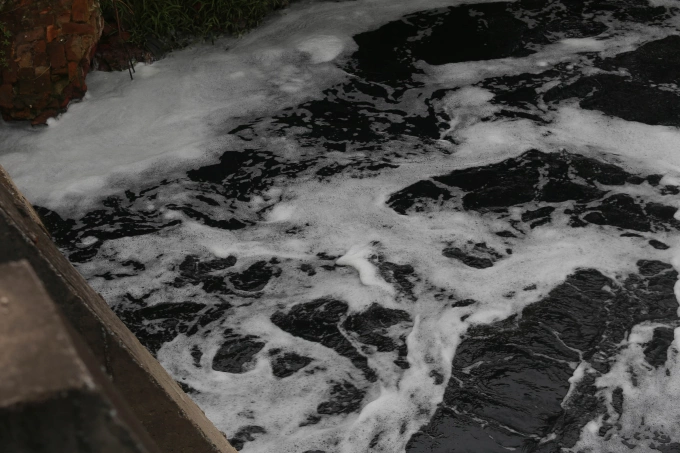 Ngoài tưới Bắc Hưng Hải ngày nay còn phải tiếp nhận nước thải lớn. Ảnh: Gia Chính