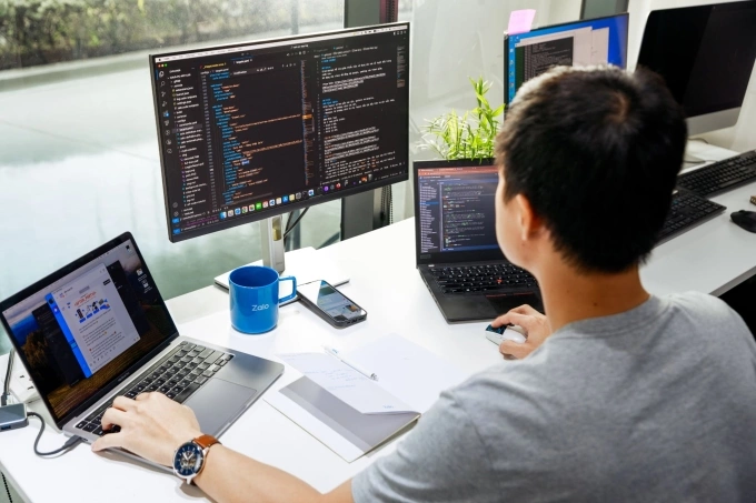 Một lập trình viên đang kiểm tra các đoạn code trên máy tính. Ảnh: Phạm Huy