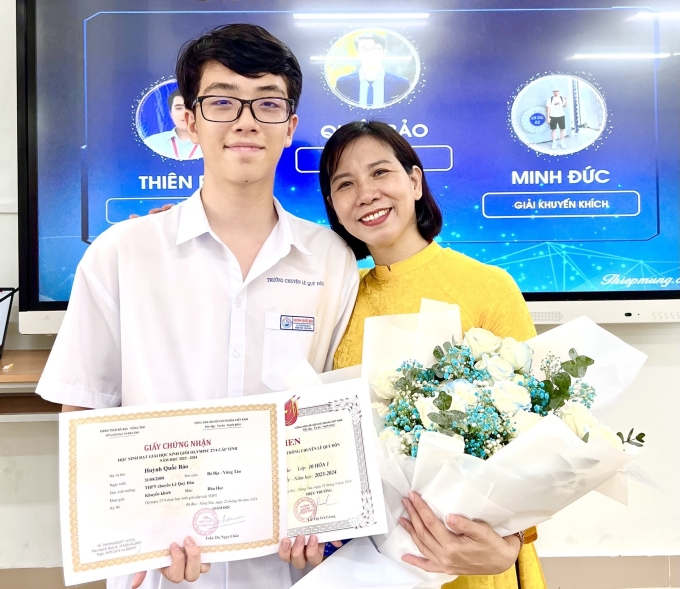 Bảo và cô Liên trong dịp trao thưởng giải khuyến Olympic 27/4 của tỉnh Bà Rịa - Vũng Tàu cũ, năm 2024. Ảnh: Nhân vật cung cấp