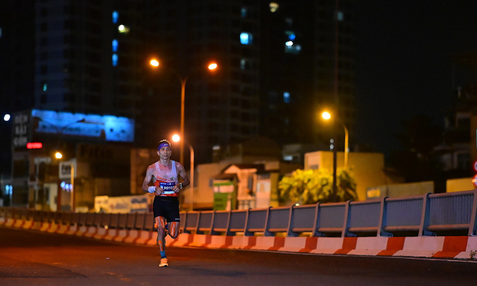 Runner Trương Văn Tâm thi đấu cự ly 42km tại VnExpress Marathon Ho Chi Minh City Midnight 2026. Ảnh: VM
