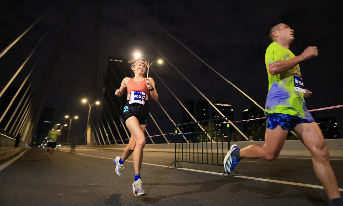 Tâm lý thoải mái giúp runner tận hưởng từng km trên đường chạy. Ảnh: VnExpress Marathon