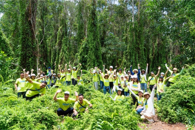 Du khách tham gia hoạt động bảo vệ rừng trong chương trình Du lịch ESG. Ảnh: Vietluxtour