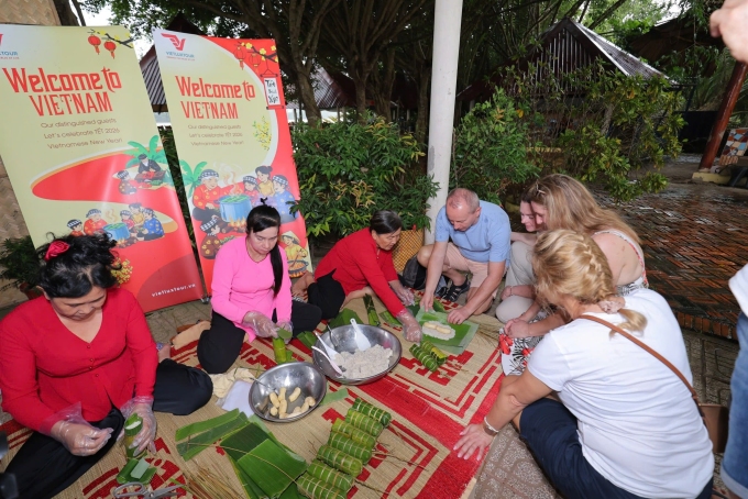 Đoàn du khách quốc tế tham gia trải nghiệm Tết miền Tây. Ảnh: Vietluxtour
