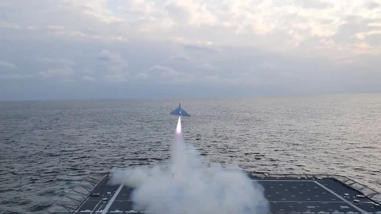 Mỹ lần đầu phóng phi cơ 'bản sao của UAV Iran' từ tàu chiến