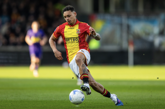 Hậu vệ Go Ahead Eagles Dean James thi đấu trong trận thắng NAC Breda 6-0 ở vòng 27 giải VĐQG Hà Lan 2025-2026 vào ngày 15/3/2026. Ảnh: ANP