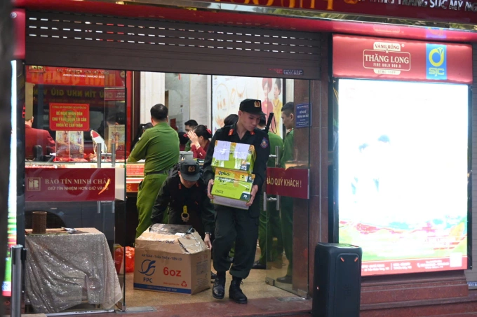 Công an bê đồ đạc ra khỏi Bảo Tín Minh Châu cơ sở 29 Trần Nhân Tông. Ảnh: Linh Đan