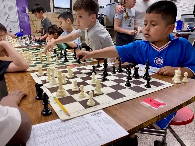 Roger Basurto (áo xanh), kỳ thủ nhỏ tuổi nhất của giải. Ảnh: NYP