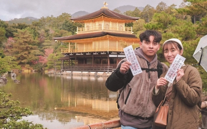 Thắng và vợ trong chuyến du lịch đến chùa Vàng Kyoto, tháng 11/2023. Ảnh nhân vật cung cấp