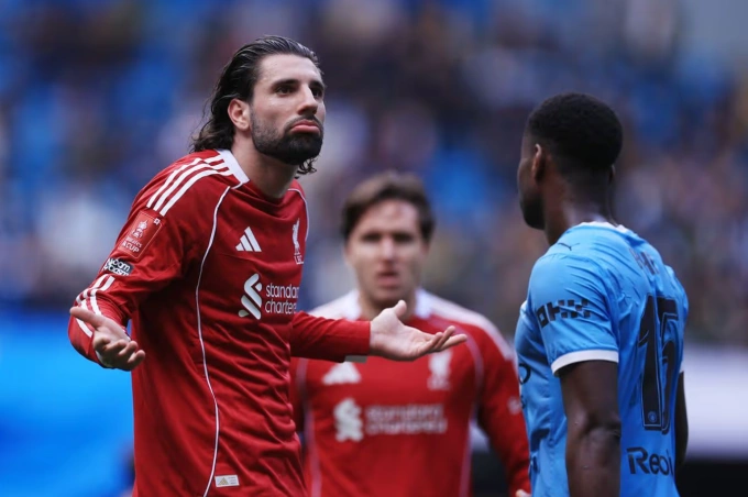 Dominik Szoboszlai (trái) phản ứng trong trận Liverpool thua Man City 0-4 ở tứ kết Cup FA trên sân Etihad, thành phố Manchester, Vương quốc Anh ngày 4/4/2026. Ảnh: Offside