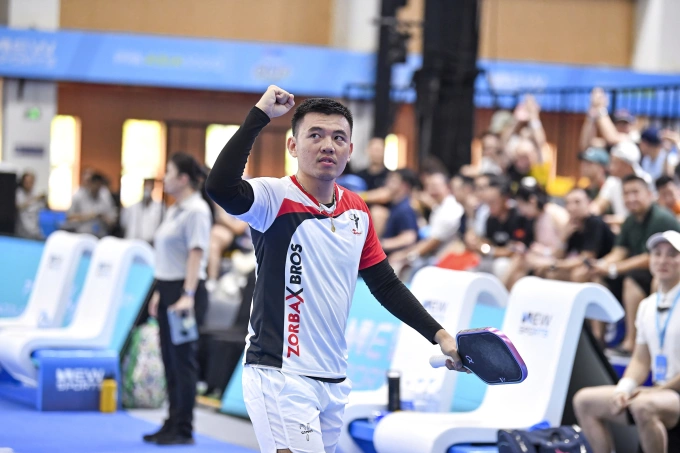 Hoàng Nam mừng chiến thắng ở bán kết đơn nam trên sân Championship ở Cung điền kinh Mỹ Đình, Hà Nội hôm 4/4. Ảnh: PPA Hanoi Cup