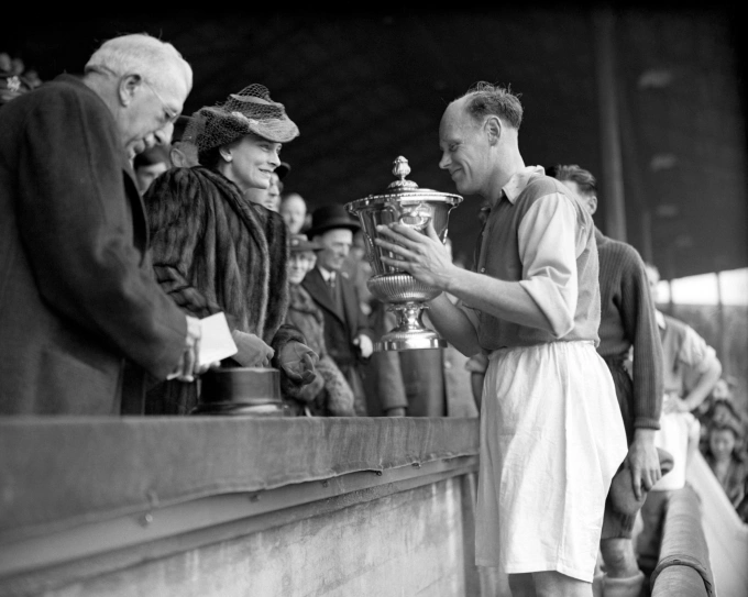 George Male nhận Cup Football League War (miền Nam) - một giải đấu đã không còn tồn tại - sau trận chung kết năm 1953 giữa Arsenal và Charlton tại Wembley. Ảnh: Guardian