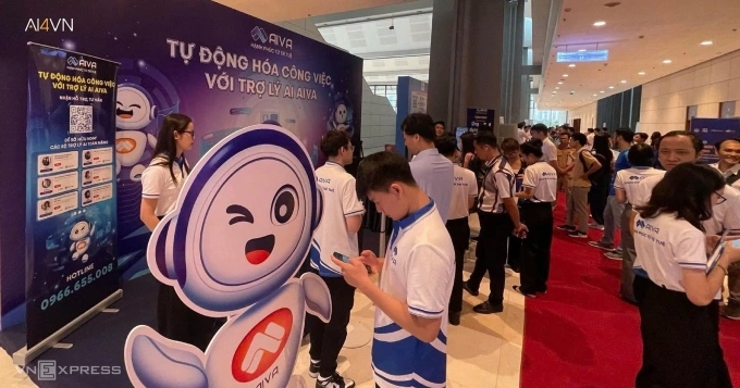 Khách tham quan gian hàng trưng bày sản phẩm ứng dụng trí tuệ nhân tạo tại triển lãm AI Expo, tháng 8/2024. Ảnh:Giang Huy