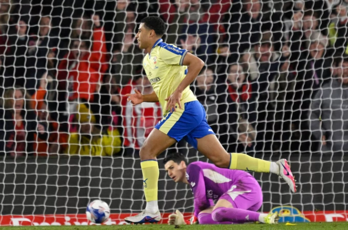 Shea Charles ăn mừng sau khi ghi bàn ấn định chiến thắng 2-1. Ảnh: Reuters