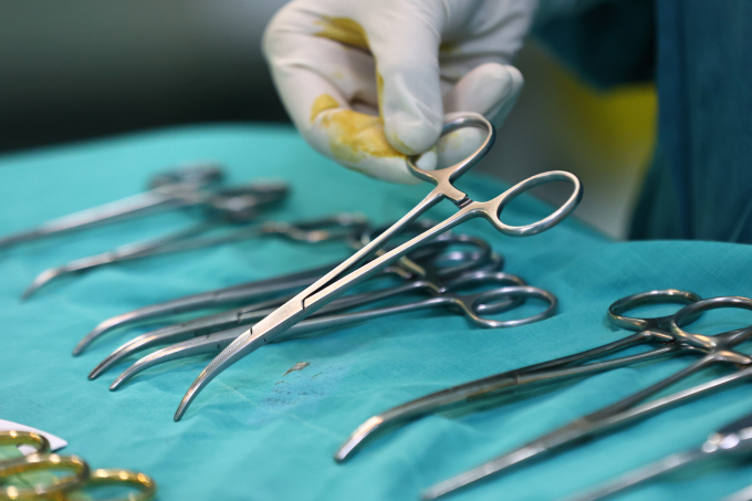 Phẫu thuật cho bệnh nhân tại Bệnh viện Nhi đồng 2. Ảnh: Quỳnh Trần