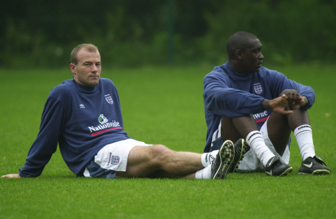 Emile Heskey và Alan Shearer (trái) nghỉ ngơi trong một buổi tập của tuyển Anh năm 2000. Ảnh: Guardian
