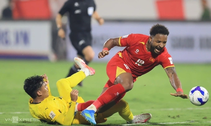 Nguyễn Xuân Son bị phạm lỗi trong trận Việt Nam hạ Malaysia trên sân Thiên Trường, phường Nam Định, tỉnh Ninh Bình tối 31/3/2026. Ảnh: Đức Đồng