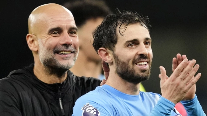 HLV Pep Guardiola (trái) luôn dành sự ngưỡng mộ đặc biệt cho Silva. Ảnh: AFP