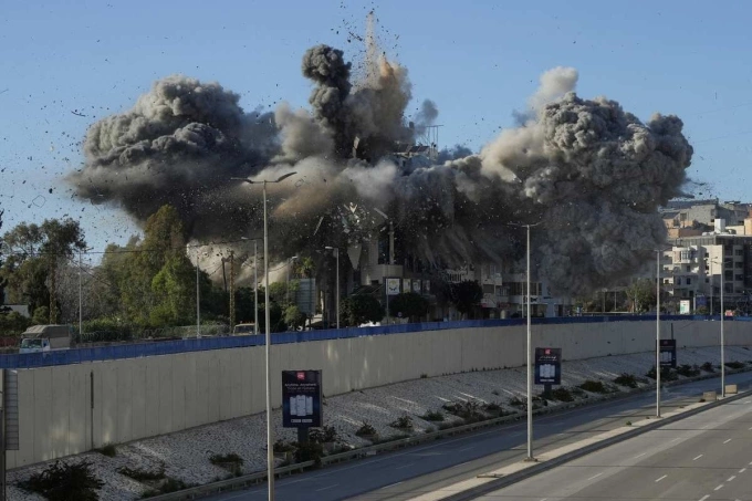 Một tòa nhà ở Beirut trúng tên lửa Israel ngày 31/3. Ảnh: Reuters