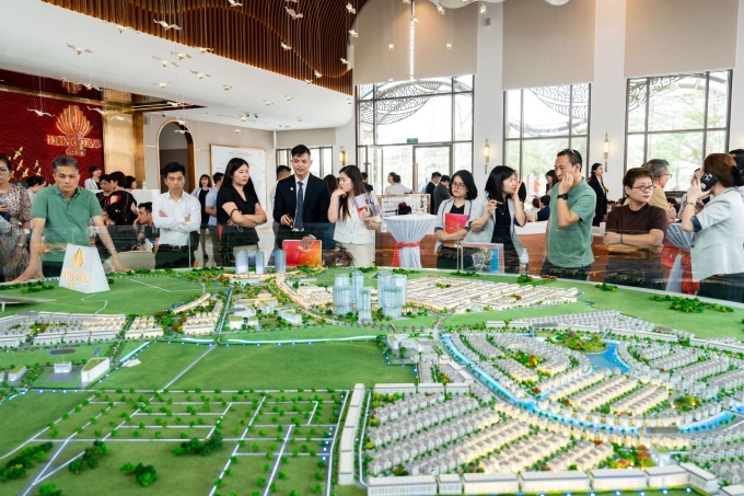 Khách tham quan sa bàn dự án Hồng Hạc City. Ảnh: Tùng Đinh