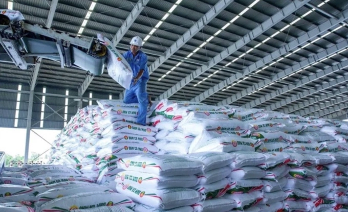 Công nhân phân bón dầu khí Cà Mau đang xếp hàng tại nhà xưởng. Ảnh: PVCFC