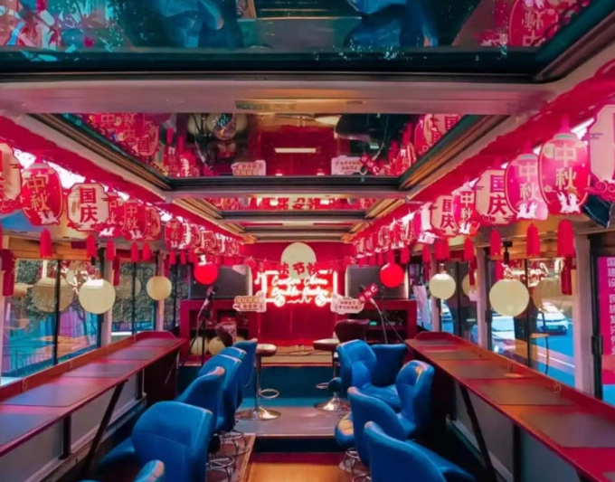Bên trong một xe buýt du khách vừa ngồi vừa hát karaoke ở Quảng Đông. Ảnh: Baidu