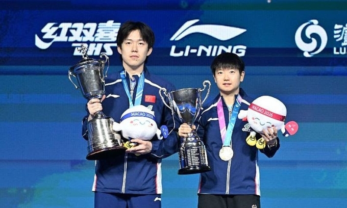 Wang Chuqin (trái) và Sun Yingsha với chức vô địch đơn nam và đơn nữ tại World Cup bóng bàn ở Macau, Trung Quốc tối 5/4/2026. Ảnh: ITTF