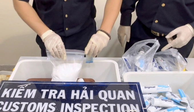 Ketamine và cocain (tinh thể màu trắng) được lấy ra từ các tuýp kem đánh răng do nhóm tiếp viên mang về. Ảnh:Hải quan TP HCM.