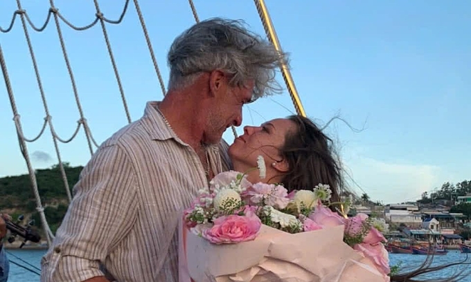 Khách Nga cầu hôn trên du thuyền khi đi du thuyền ngắm hoàng hôn tại biển ở Cam Ranh. Ảnh: Lux Group