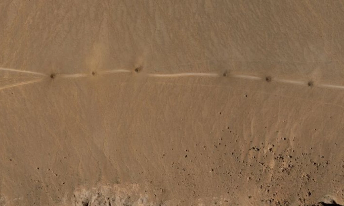 Loạt miệng hố xuống hiện tại con đường ở khu vực phi công F-15E Mỹ được cứu tại Iran hôm 5/4. Ảnh: Airbus