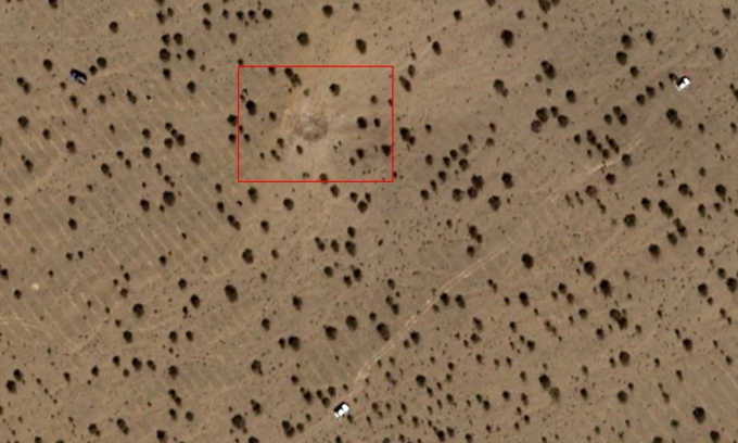 Miệng hố (khoanh đỏ) xuất hiện tại khu vực tiêm kích F-15E Mỹ rơi hôm 5/4. Ảnh: Airbus